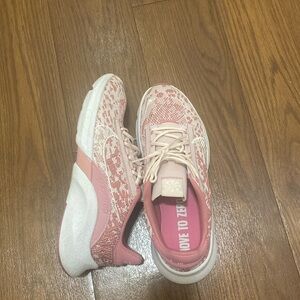 Gently worn size 12 women’s shoe.